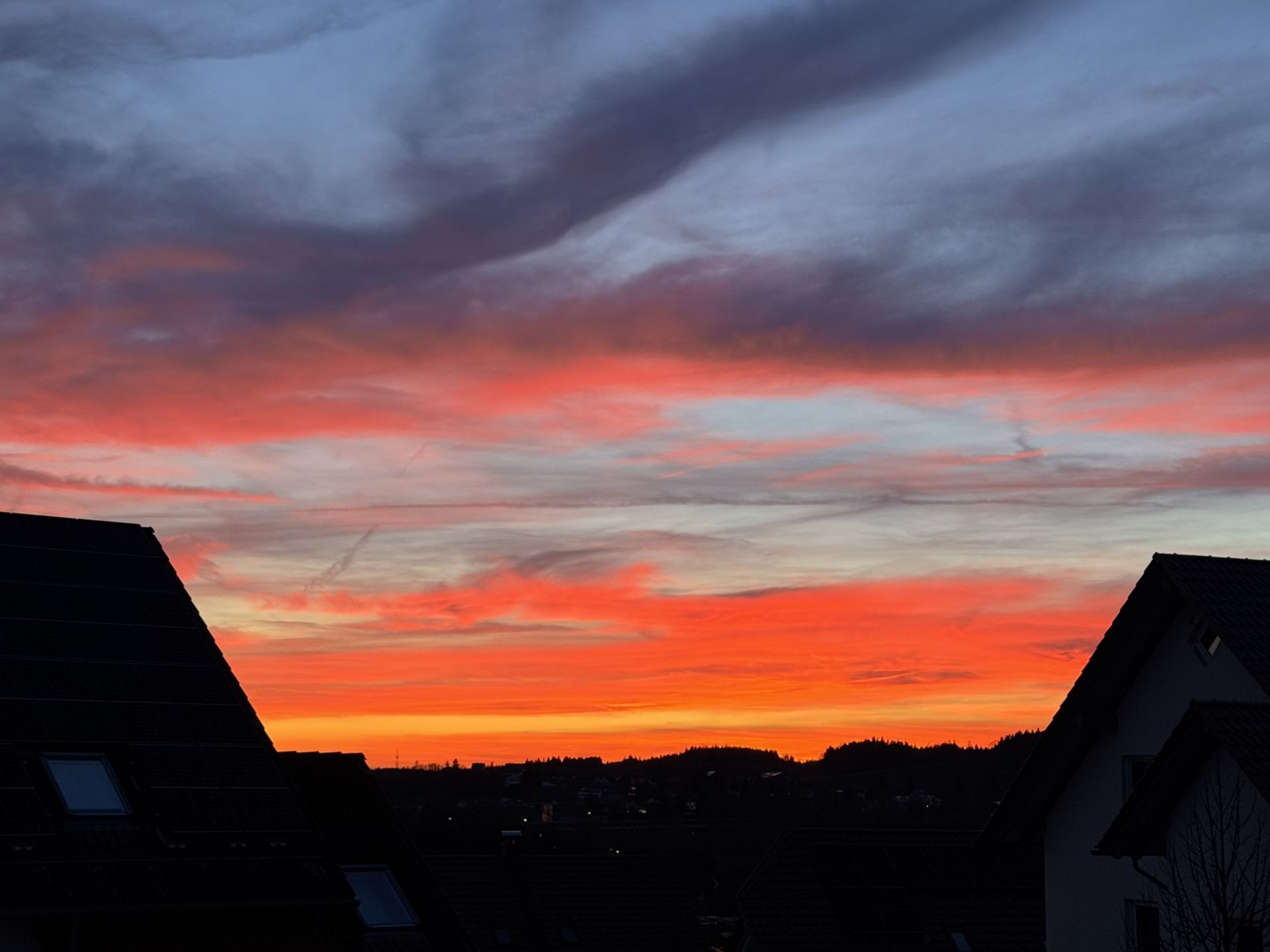 Abendrot über den Dächern von Wangen, gesehen von der Dachterrasse