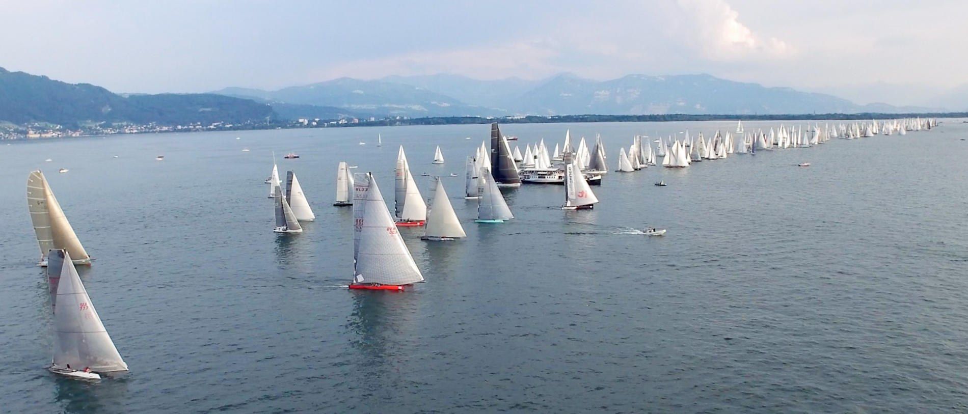 Segelboote bei einer Regatta auf dem Bodensee