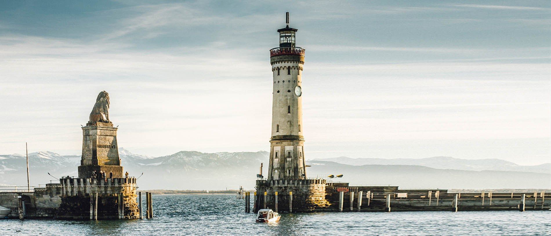 Hafeneinfahrt von Lindau mit Löwe und Leuchtturm