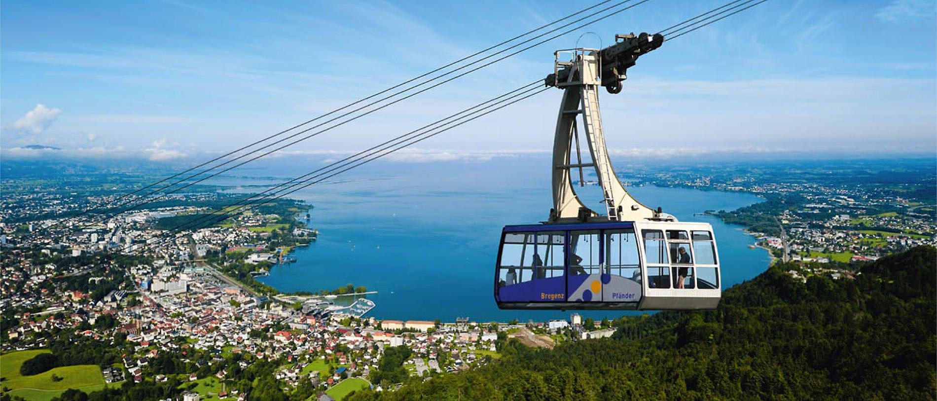 Gondel der Pfänderbahn über Bregenz und dem Bodensee