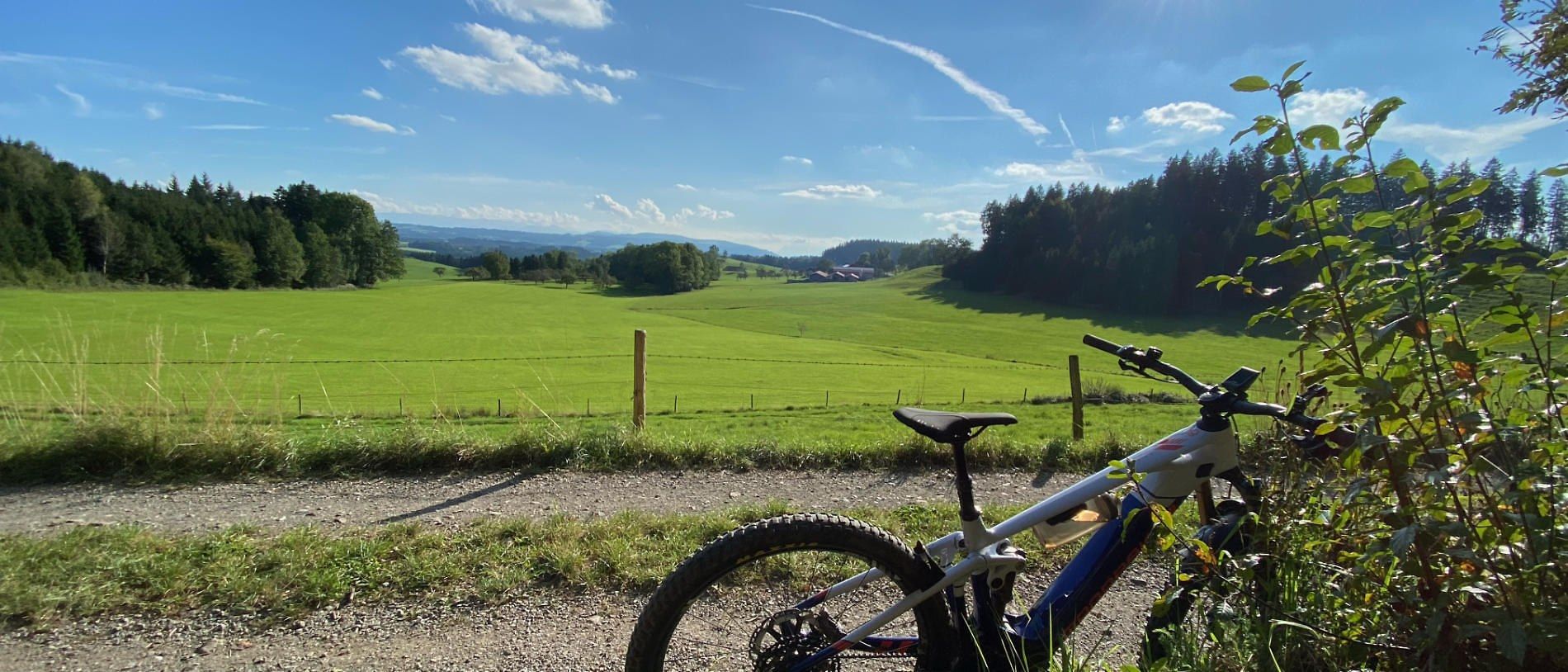 E-Bike am Feldweg, Pause mit Blick über die Wiesen
