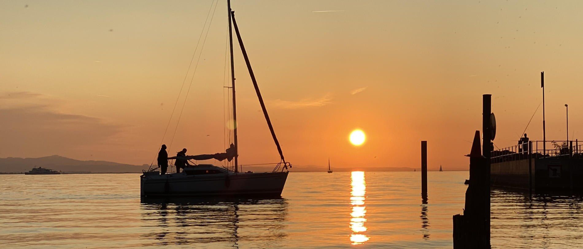 Segelboot im Sonnenuntergang auf dem Bodensee