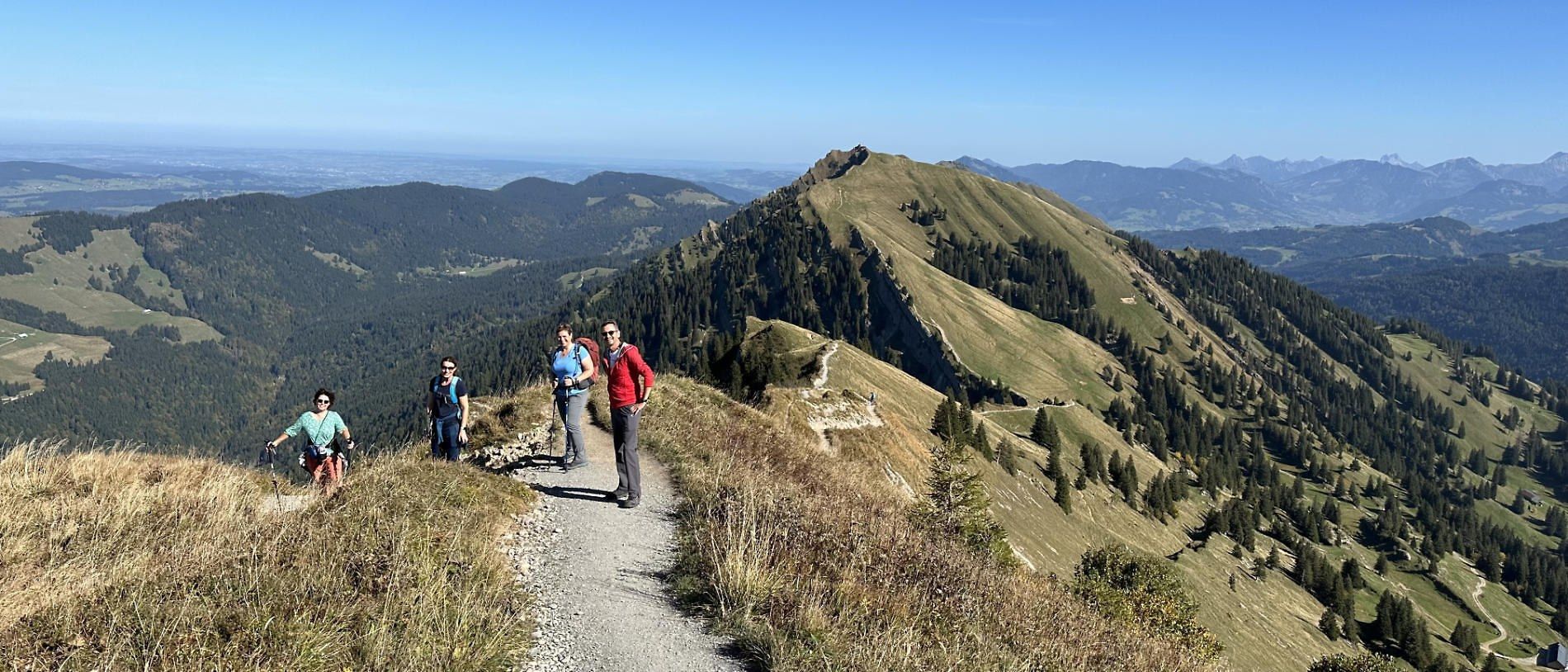 Wanderer auf dem Grat am Hochgrat in den Allgäuer Alpen