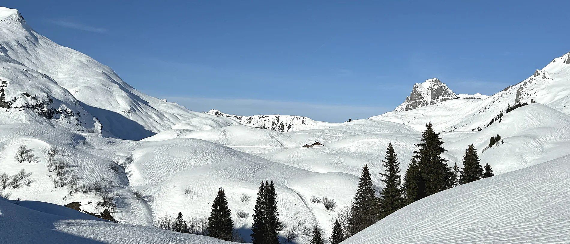 Tief verschneite Berge bei Lech am Arlberg