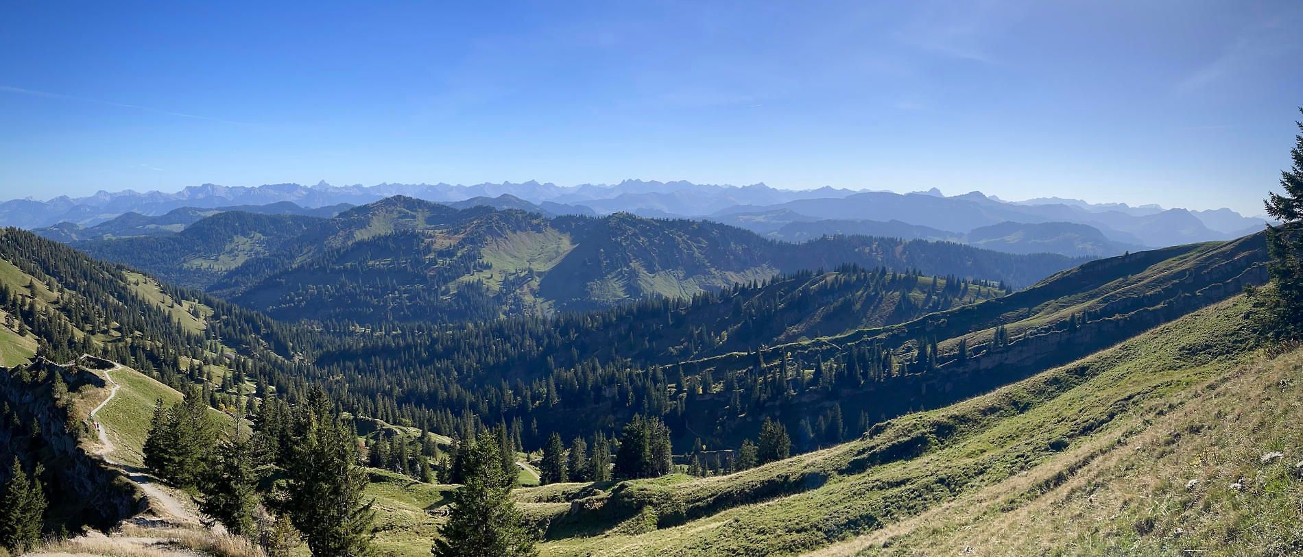 Wanderweg am Pfänder mit Blick über die Berge