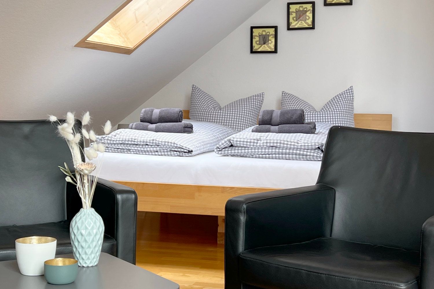 Doppelbett mit Sesseln unter der Dachschräge