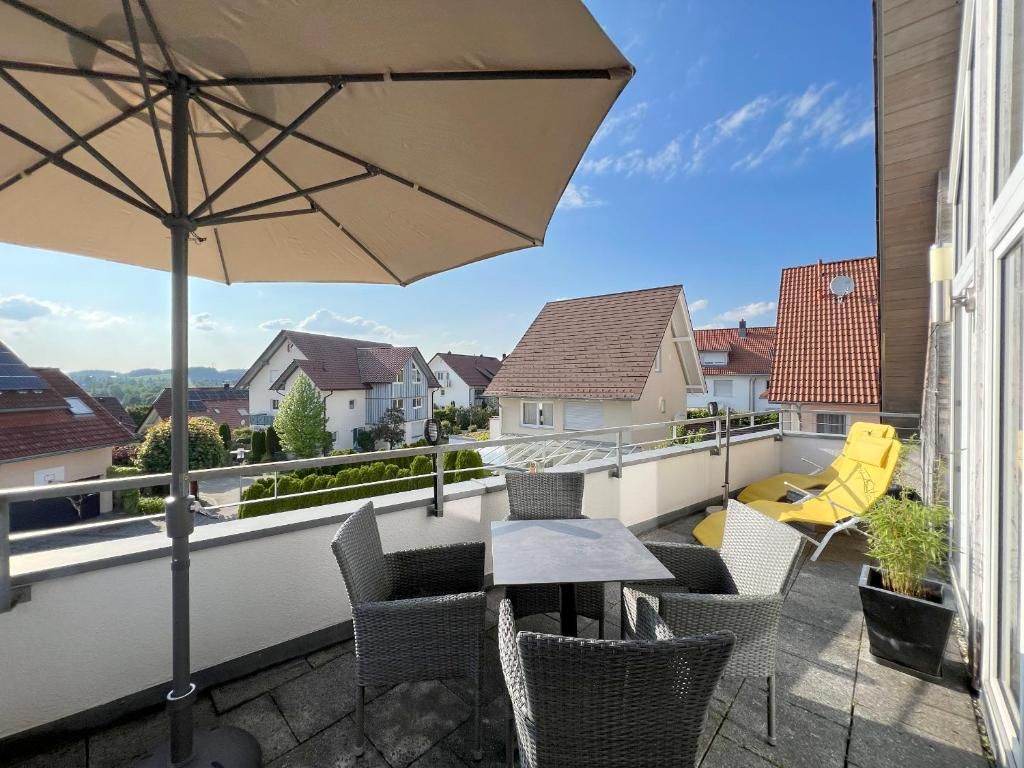 Dachterrasse mit Sonnenschirm, Tisch und Sonnenliege