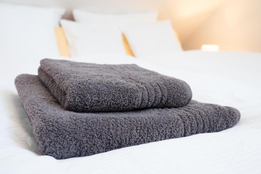 Frische Handtücher auf dem Bett