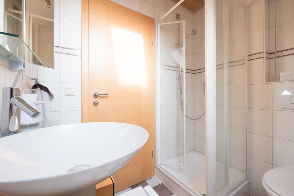Badezimmer mit Waschbecken und Dusche