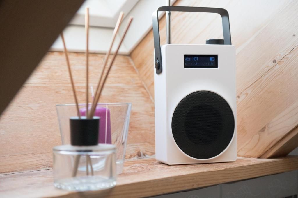 Duftstäbchen und Radio im Saunabereich