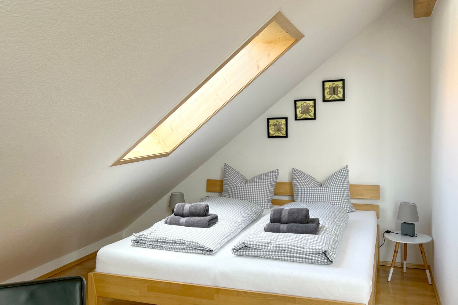 Doppelbett unter dem Dachfenster